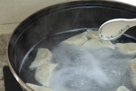 煮饺子的水怎么样才算开了