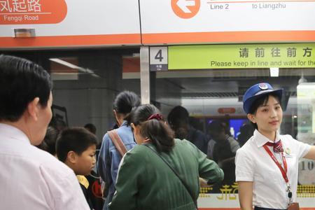 地铁票务员和站务员哪个好