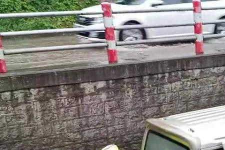 车子被大车溅起的水弄熄火了