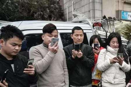 衣衫偻烂读音