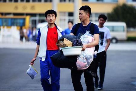 高一新生是住校好还是不住校好