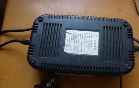 牧田充电器交替闪烁