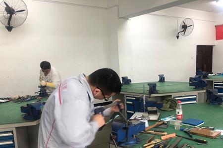 模具工和钳工哪个好考