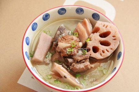 莲藕椰肉排骨汤的做法