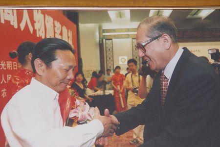 自然束的董事长是谁