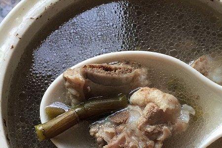 石斛红萝卜排骨汤的做法