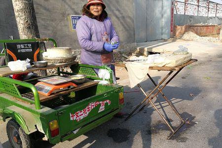 豆腐眼里出西施是什么意思