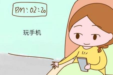 孕妇在床上怎么躺着玩手机