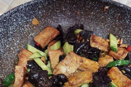 大理八大碗木耳煮豆腐做法