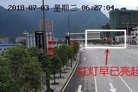 左转变道直行违章吗