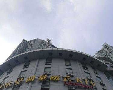 中百仓储卖衣服吗