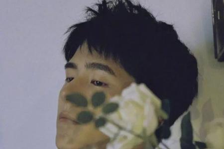 一个男生给你看花是什么意思