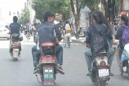 单手开电动车怎么开