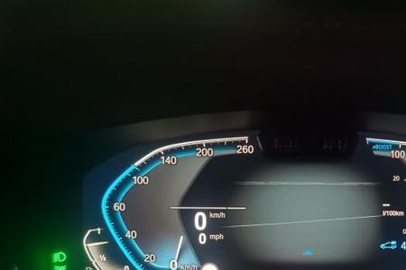 宝马5系锁车后三角灯亮着