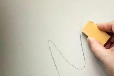 白墙壁上的圆珠笔迹怎样去掉