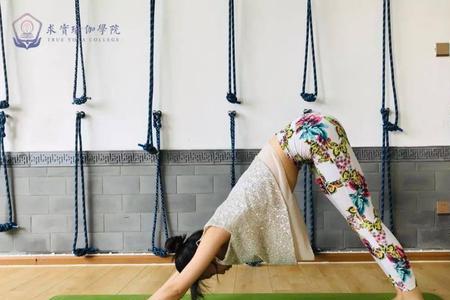 桌下勾脚是什么意思