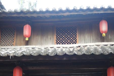 白头灶户低草房的意思
