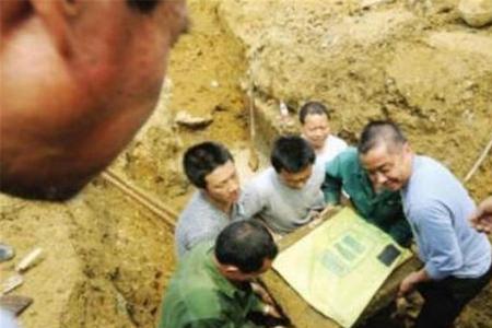 修建房子挖地基挖出一条红蛇