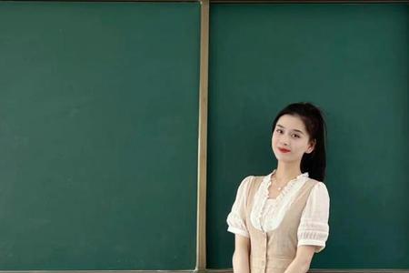 女教师参加毕业典礼着装