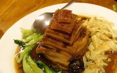 猪心塞满绿豆皮蒸着吃