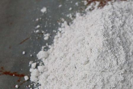 生石灰可以直接撒到鱼塘吗