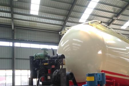 散装水泥罐车吸料口高度