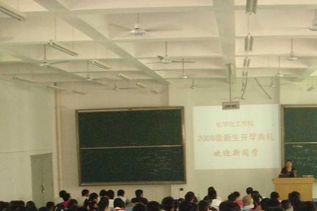 井冈山大学新生开学典礼主持人
