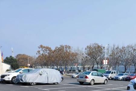 信阳火车站有停车的地方吗