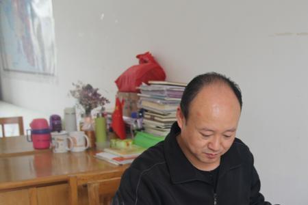 教导处主任搞笑外貌描写