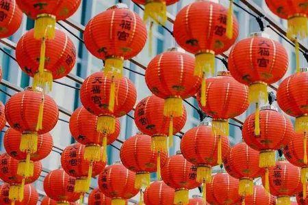 过年了大街上可真热闹写排比句