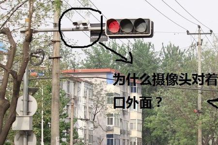 路口中间的红绿灯有摄像头吗