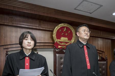 开庭时法官不出庭助理出庭对吗