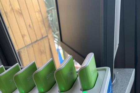 小电充电宝直接放进去就行了吗