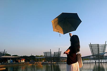 没下雨也没出太阳打伞会变矮吗