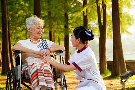 养老院招聘护工5000-8000是真的吗