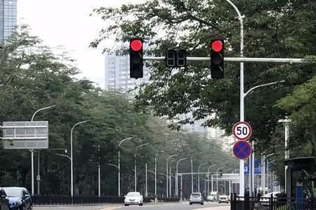 三个圆红灯右转算闯红灯吗