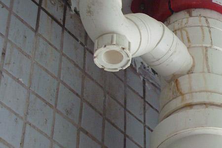 电梯间水管漏水归业主还是物业