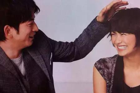 一个男生摸女生耳朵代表什么
