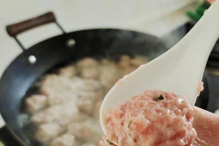 汆丸子的肉馅怎么做嫩