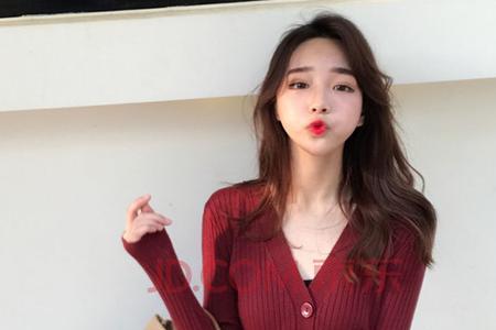 红色v领毛线背心里面搭配什么