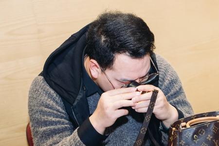 男生做奢侈品销售专员好吗