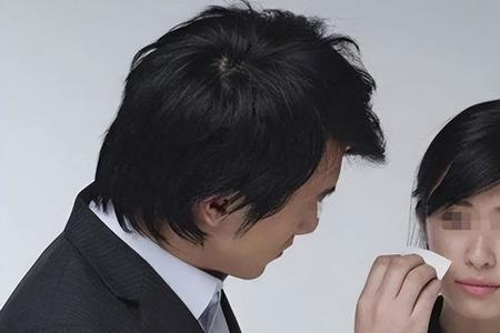 男领导哄女下属不让她生气