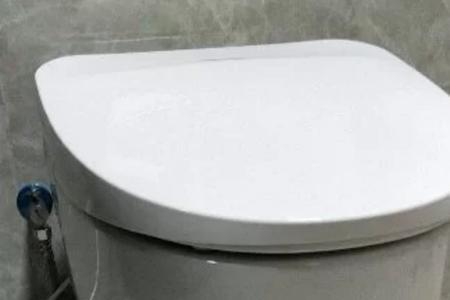 松下坐便盖水箱冲水时喷水是