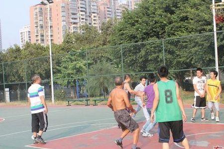 可以去附近学校打球吗