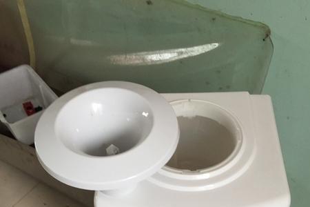饮水机后面有个排水孔漏水