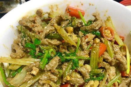 烂肉牛肉芹菜怎么炒好吃又嫩