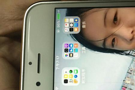 手机屏幕滑动有一条线怎么回事