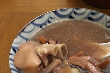 猪脚红菇木鱼汤做法