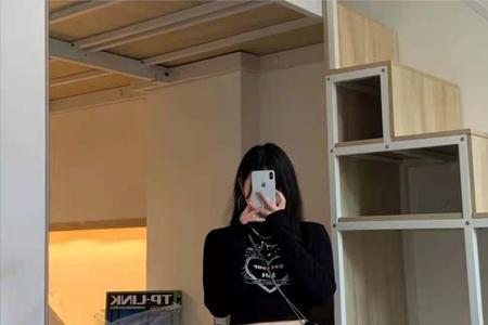 柿红裤子配啥颜色上衣