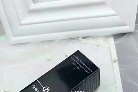 阿玛尼粉底小样是塑料装的吗